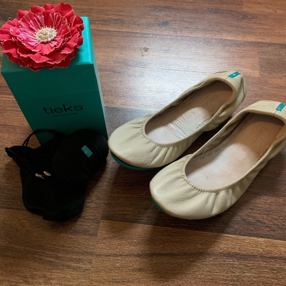 EUC Cream Tieks Size 9